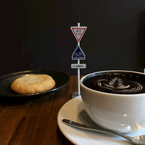 免許祝いに交通標識と一緒に